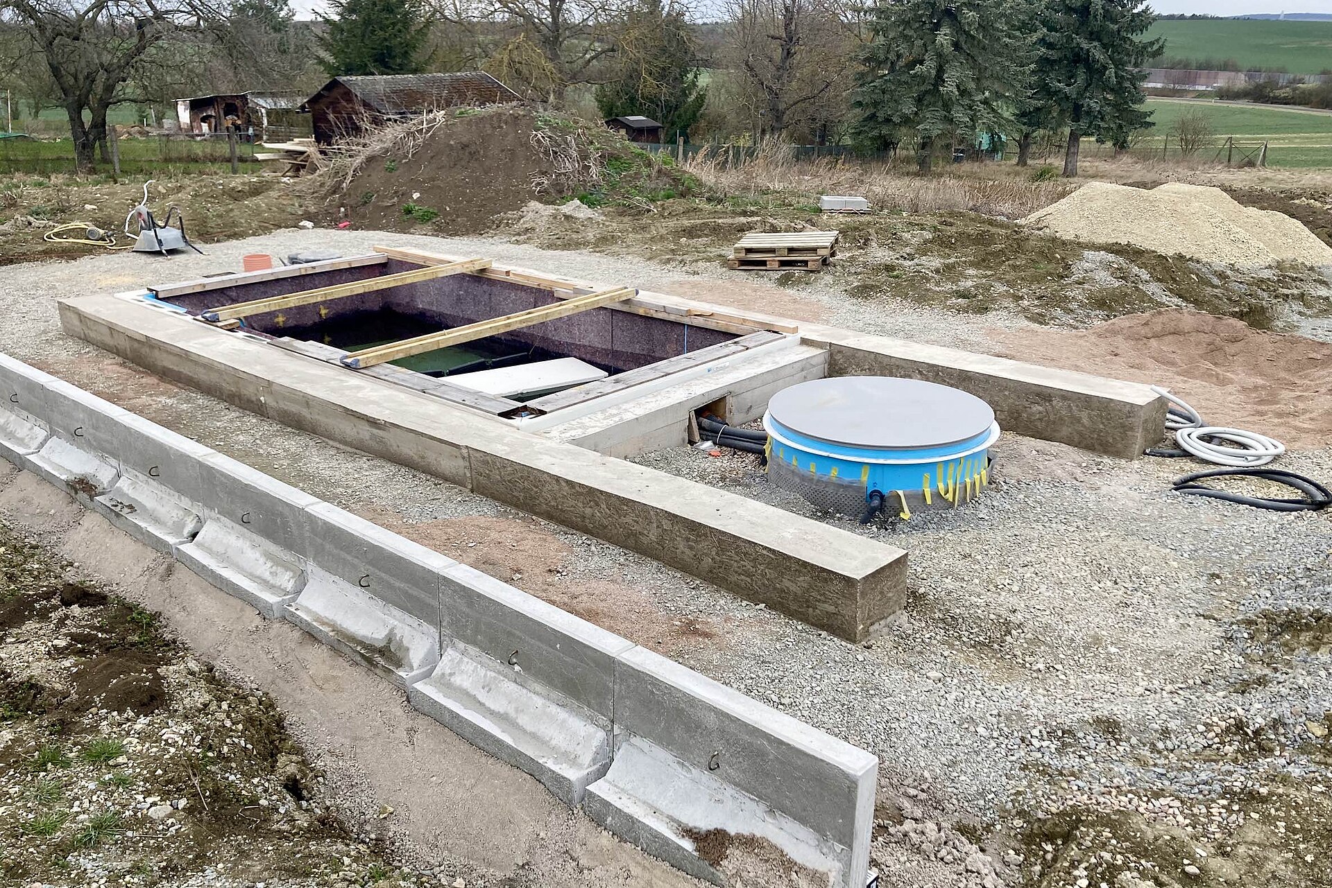 Erdarbeiten und Baugrube als realistische Ausgangslage für ein privates Poolprojekt